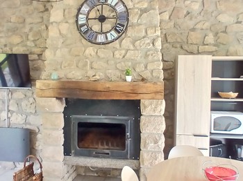 Etang de Farges, Saint Germain près Herment, Chalet Bleu - Pièce de vie avec cuisine, salon/salle à manger et cheminée