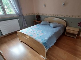 Chambre lumineuse avec lit double , idéale pour un séjour au bord du lac