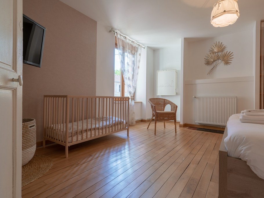 Chambre 1er étage lit 160x200 et lit bébé