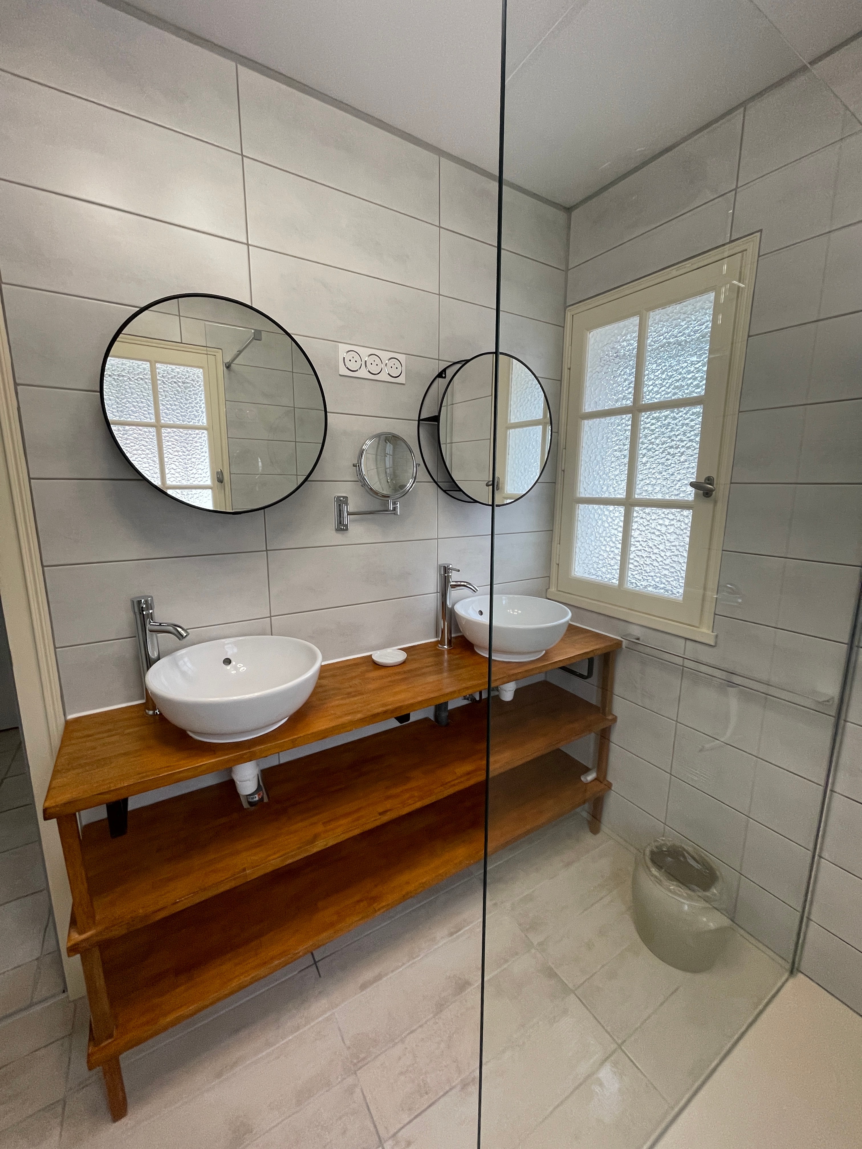 Double vasque et rangement.