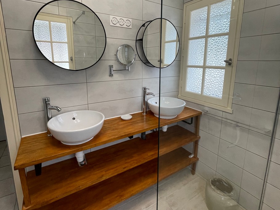 Double washbasin and storage.