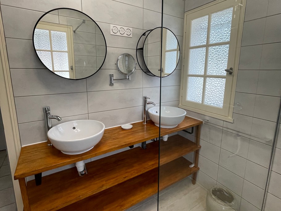 Double vasque et rangement.