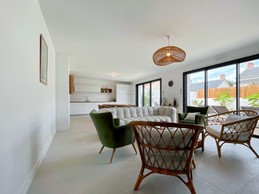 pièce de vie donnant sur terrasse et piscine