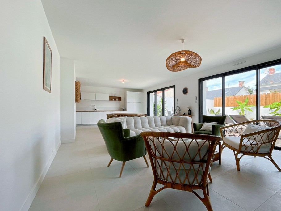 pièce de vie donnant sur terrasse et piscine