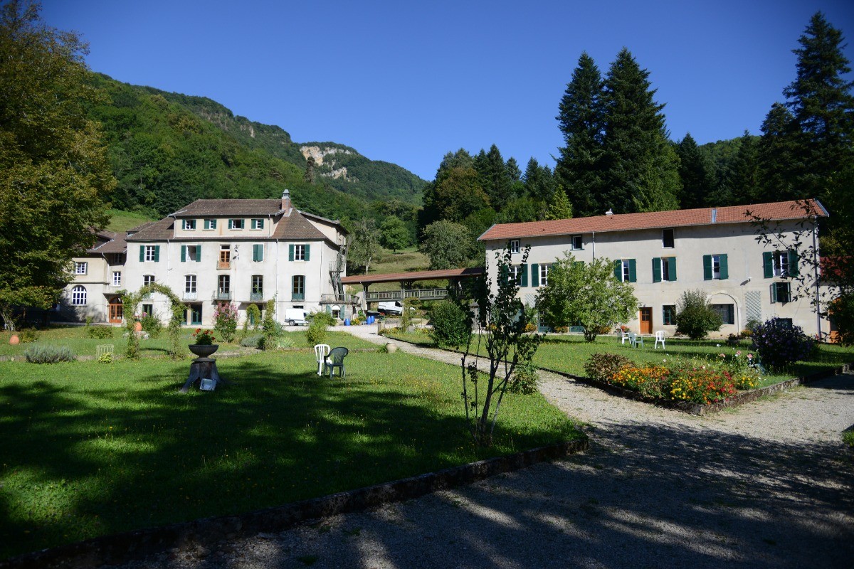 Abbaye de Saint Rambert en Bugey - Des bâtiments accueillant dans un cadre verdoyant