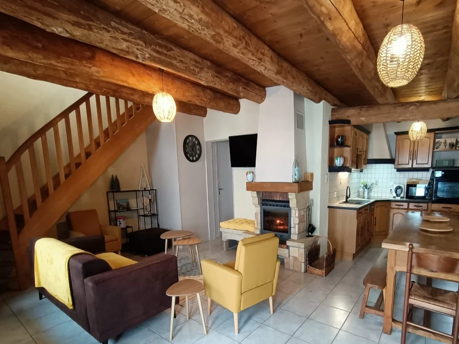 La pièce de vie avec cheminée