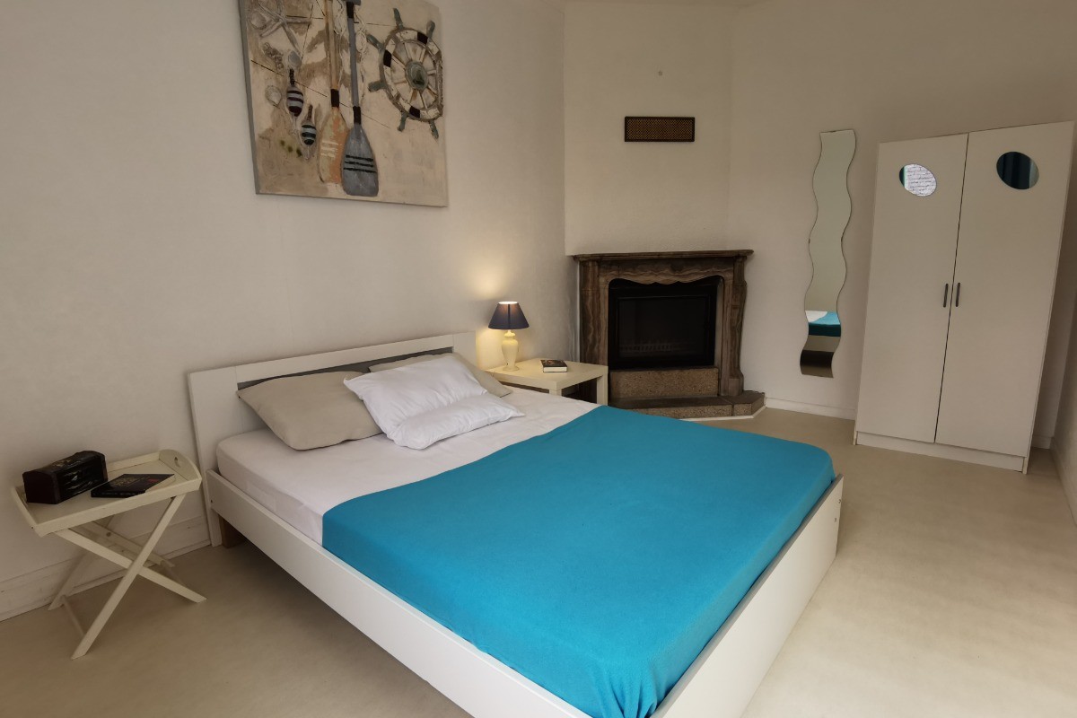 Chambre avec lit 140