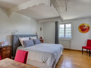 Gite de Tournoel, Volvic, Vulcania, Auvergne, La chambre, literie 160 X 200,  vue panoramique sur le château