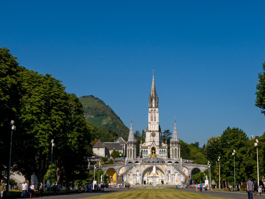 A 10 minute à pied, vous pouvez rejoindre les pèlerins au sanctuaire pour faire vous aussi votre pèlerinage