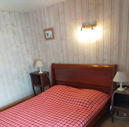 Chambre 1 avec un lit en 140 en rez-de-jardin