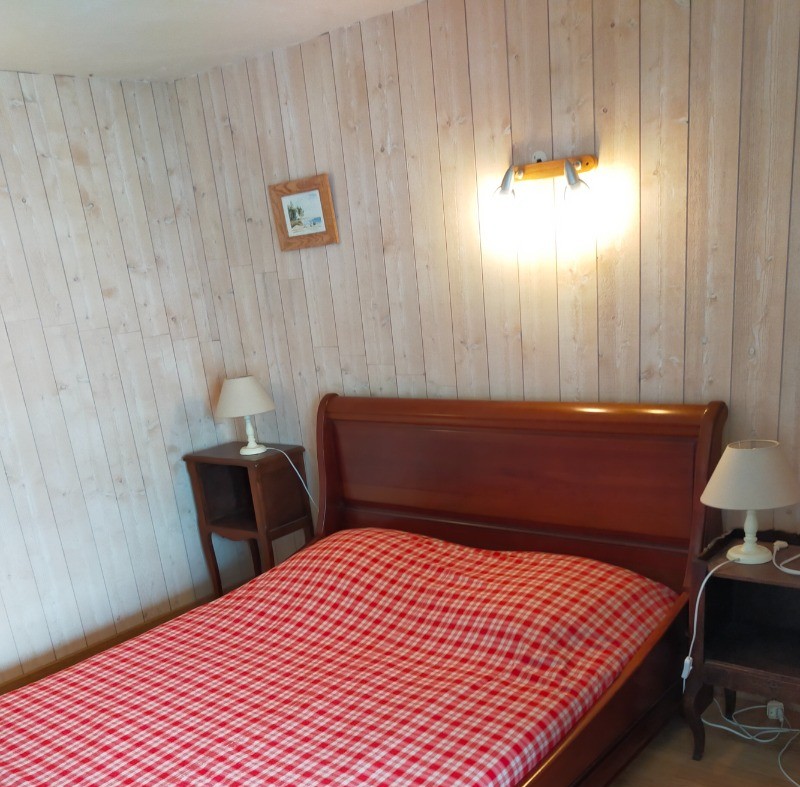 Chambre 1 avec un lit en 140 en rez-de-jardin