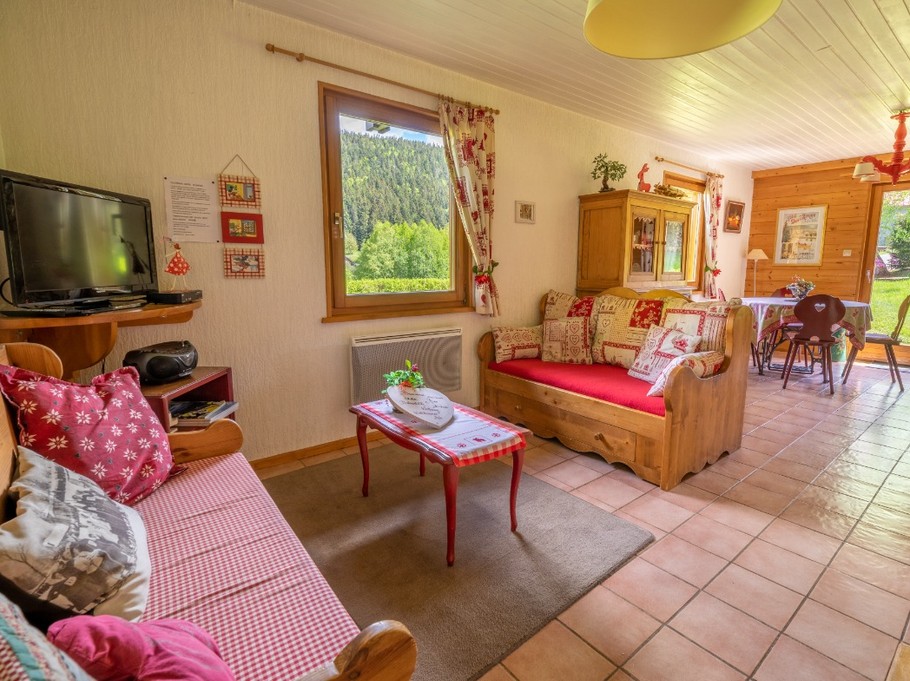 Espace vie donnant accès à la terrasse extérieure..