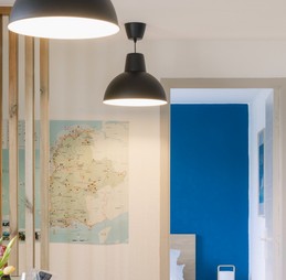 salle à manger et vue sur la chambre lit double