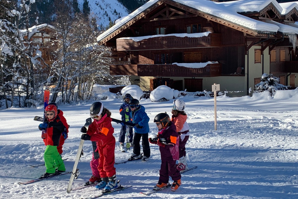 L'ESF pour les petits devant le chalet