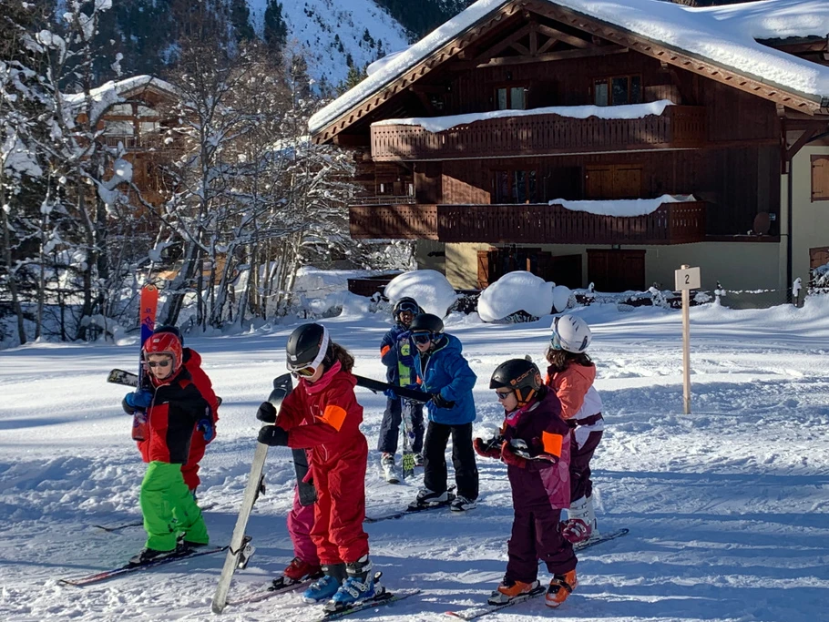 L'ESF pour les petits devant le chalet