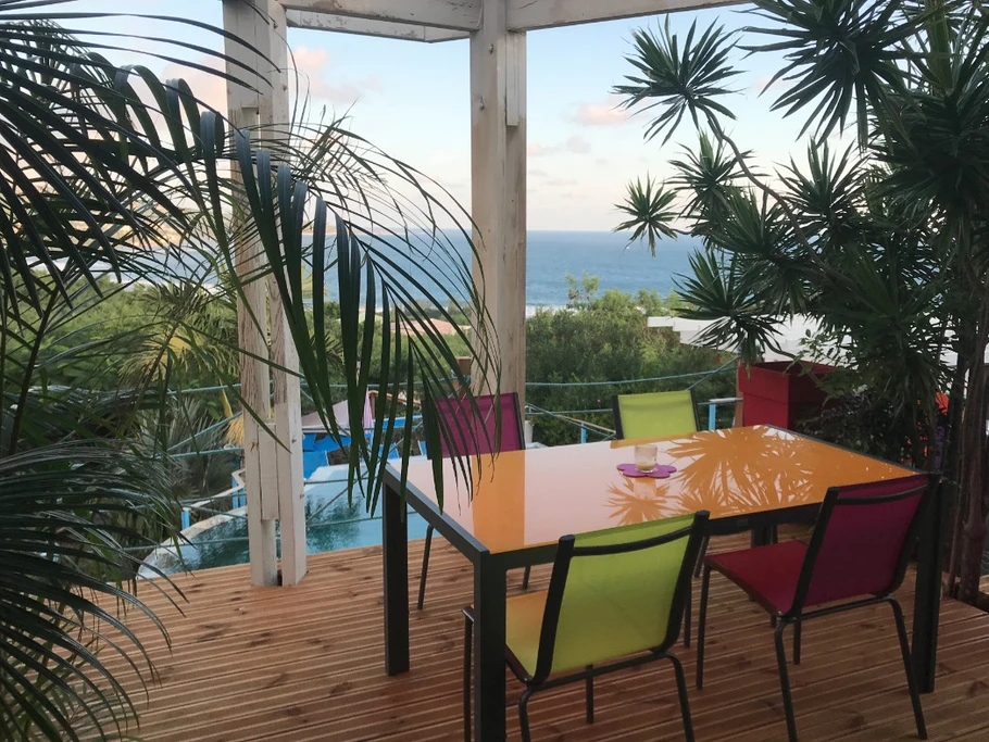 terrasse de laquelle vous pourrez voir les parapentes atterrir