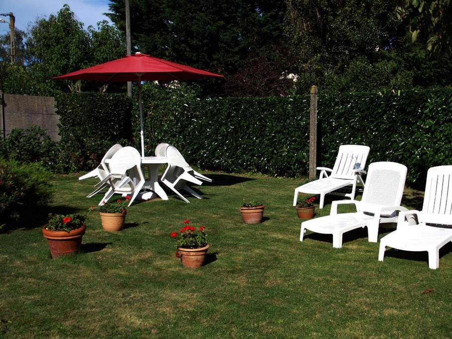 Salon de jardin à l'arrière de la maison, à l'abri des regards