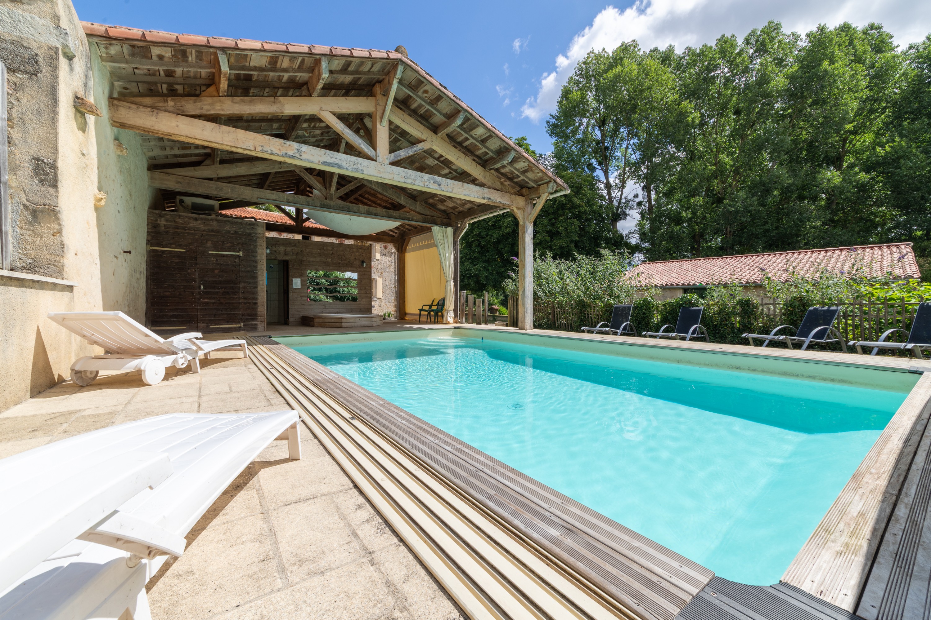 Piscine et terrase couverte avec spa