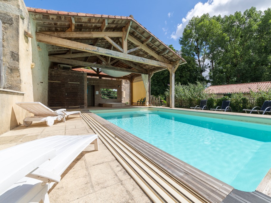 Piscine et terrase couverte avec spa