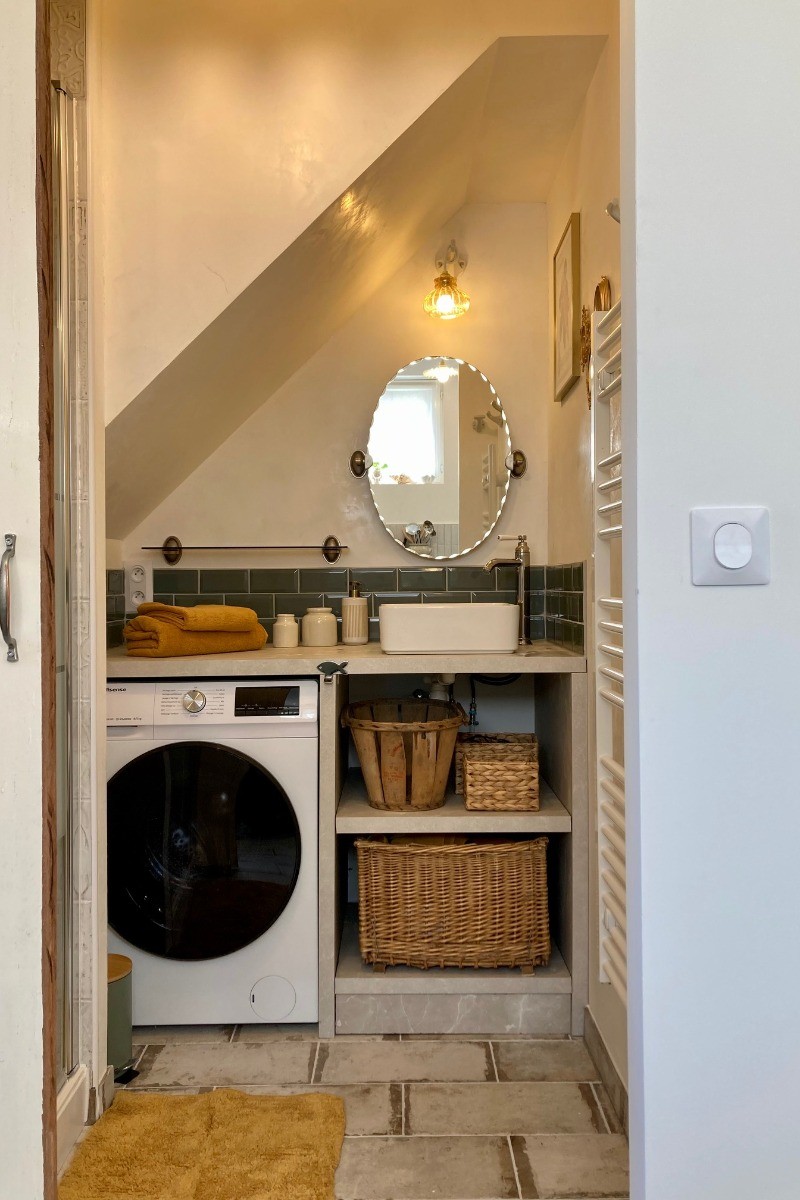 Salle d'eau avec lave linge