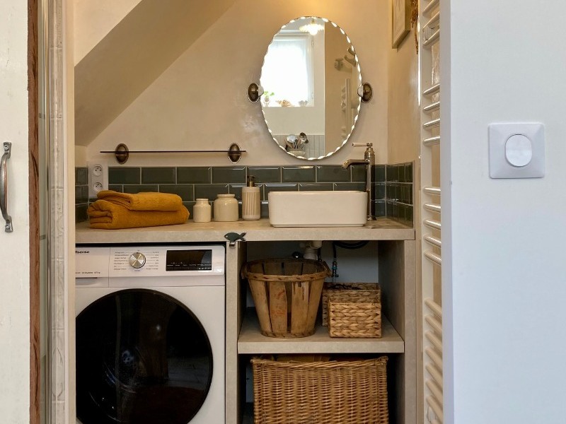 Salle d'eau avec lave linge