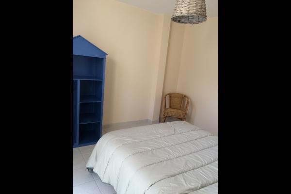 Chambre lit 2 placess en 140, meuble de rangement (coté penderie et étagère)