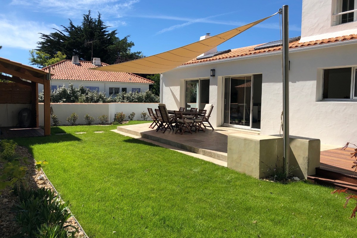 Jardin clos avec salon de jardin, barbecue,