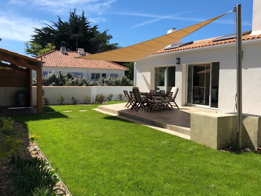 Jardin clos avec salon de jardin, barbecue,