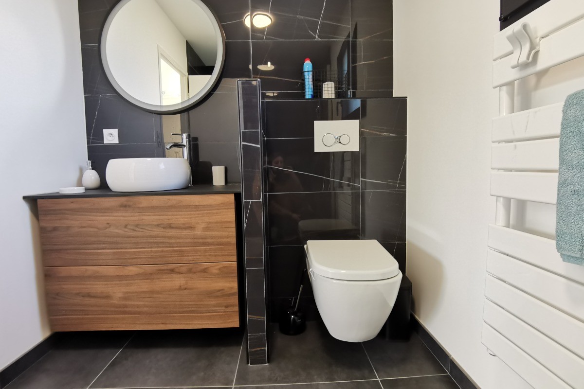 Salle d'eau du RDC avec WC