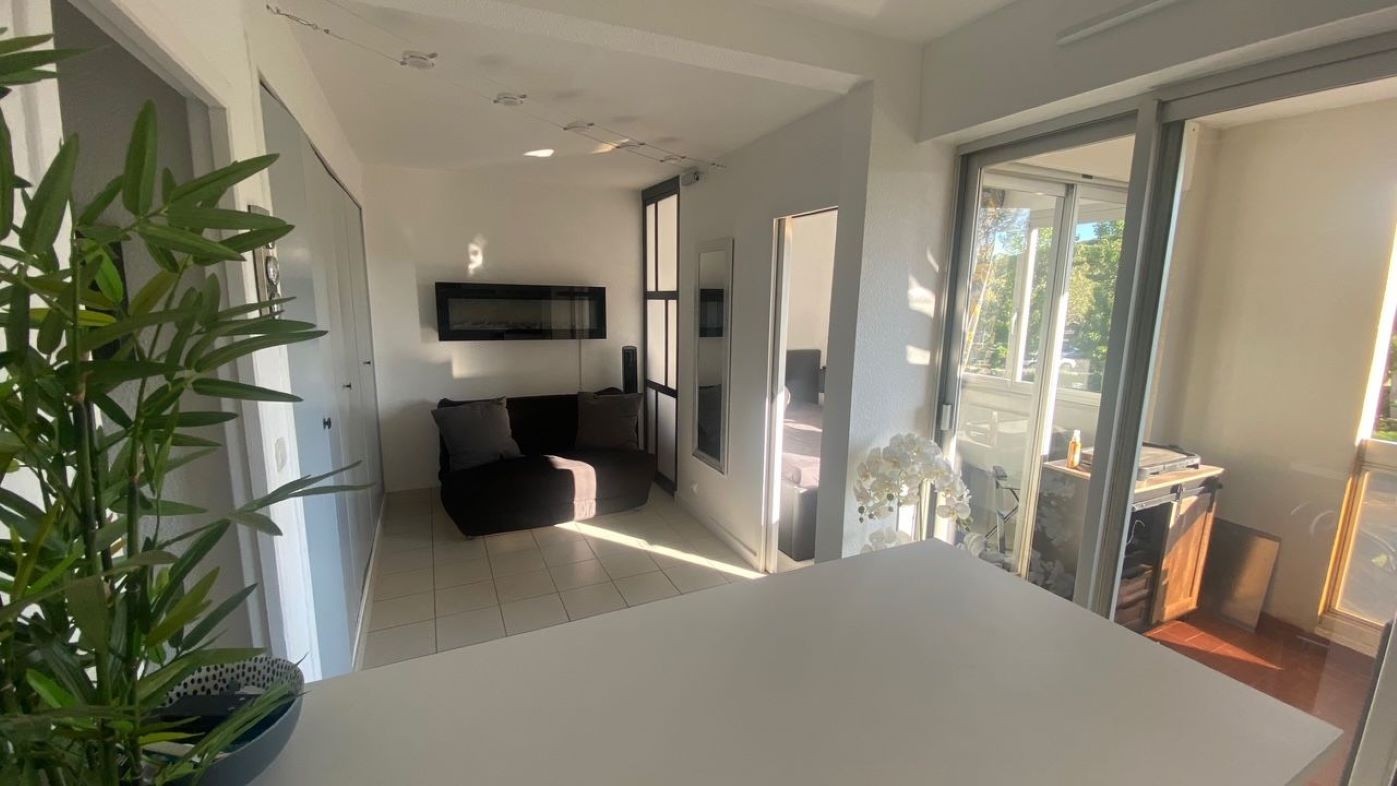 Location au Cap d'Agde avec terrasse et piscine