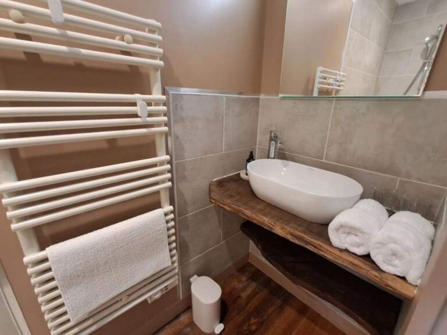 La salle d'eau avec douche