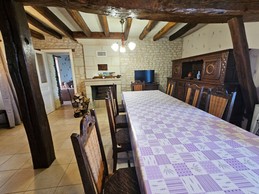 La salle de séjour pour une grande tablée et la cheminée en insert (Bois fourni)