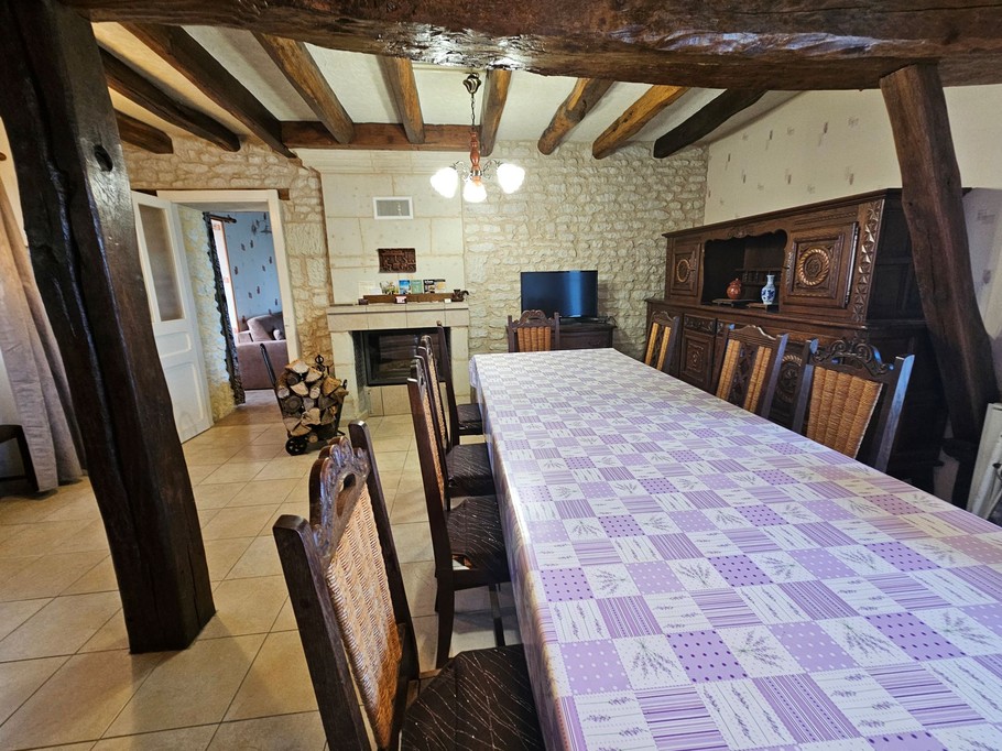 La salle de séjour pour une grande tablée et la cheminée en insert (Bois fourni)