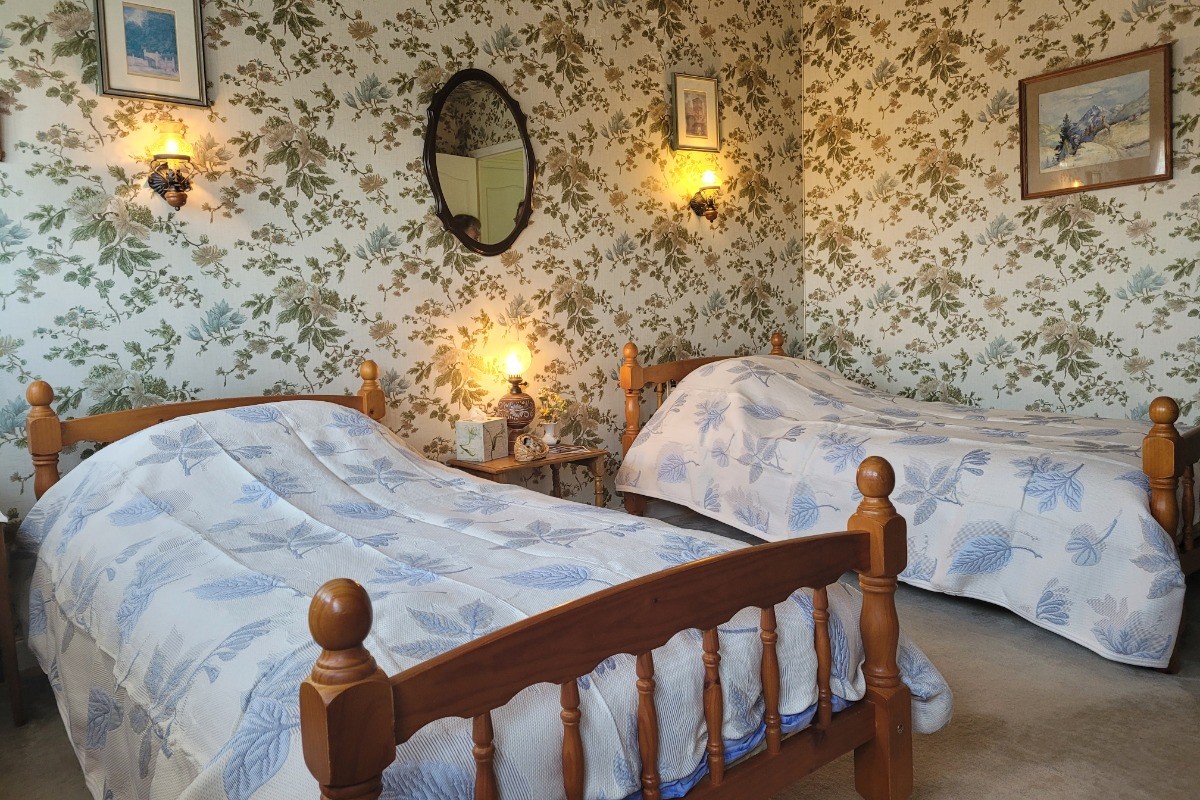 Chambre d'hôtes Clévacances, Ploluha, chez M. et Mme Mac Lachlan, la chambre familiale avec sa première chambre comprenant 2 lits simples