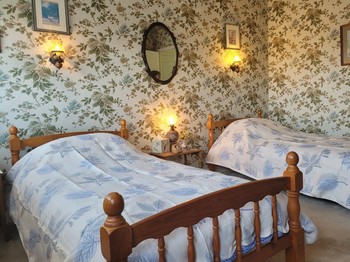 Chambre d'hôtes Clévacances, Ploluha, chez M. et Mme Mac Lachlan, la chambre familiale avec sa première chambre comprenant 2 lits simples