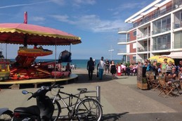 Résidence Golden Baie (à droite) sur la Place principale - Apt. de charme 2 pers, vue mer - Plage des Rosaires à PLERIN - COTES D'ARMOR ( BRETAGNE )