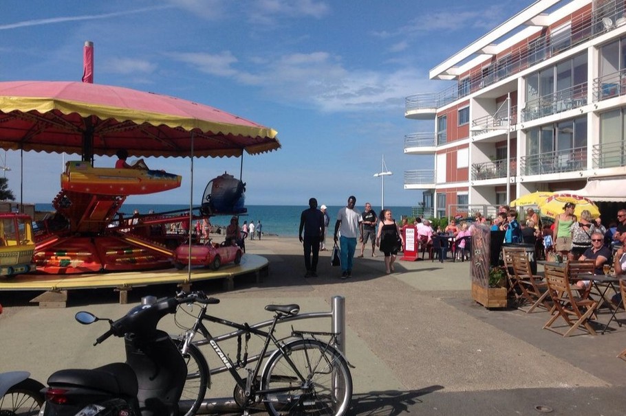 Résidence Golden Baie (à droite) sur la Place principale - Apt. de charme 2 pers, vue mer - Plage des Rosaires à PLERIN - COTES D'ARMOR ( BRETAGNE )