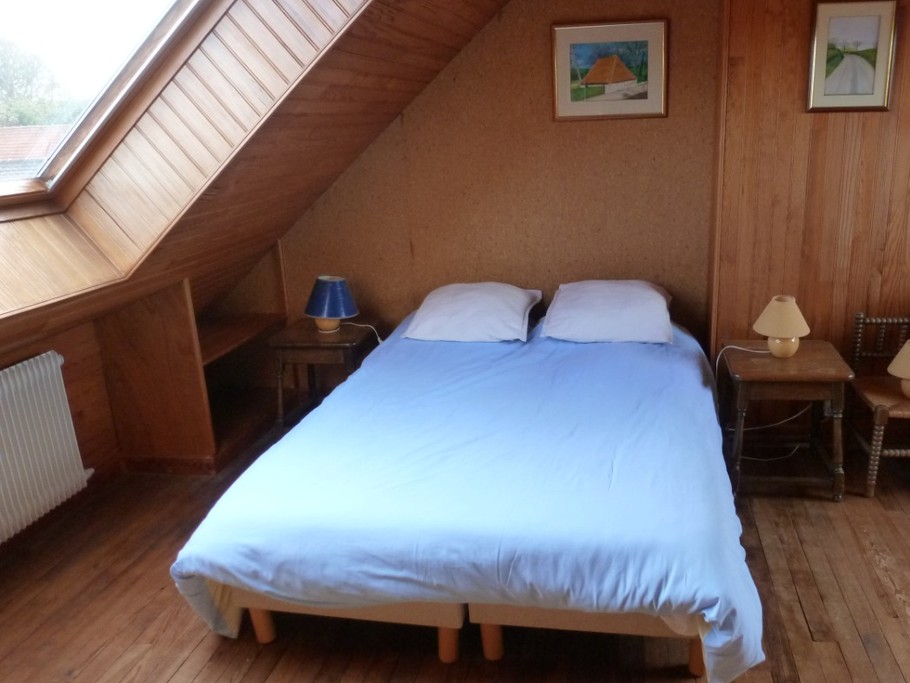 Chambre au second étage avec 3 lits (lit 140 ici)