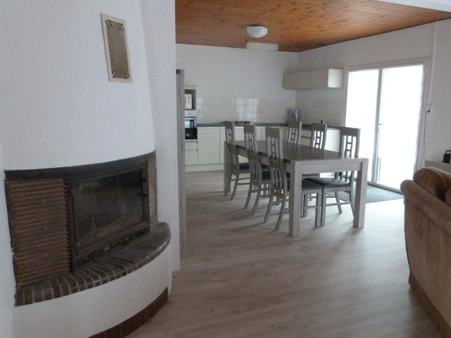 Espace salle à manger avec cuisine ouverte