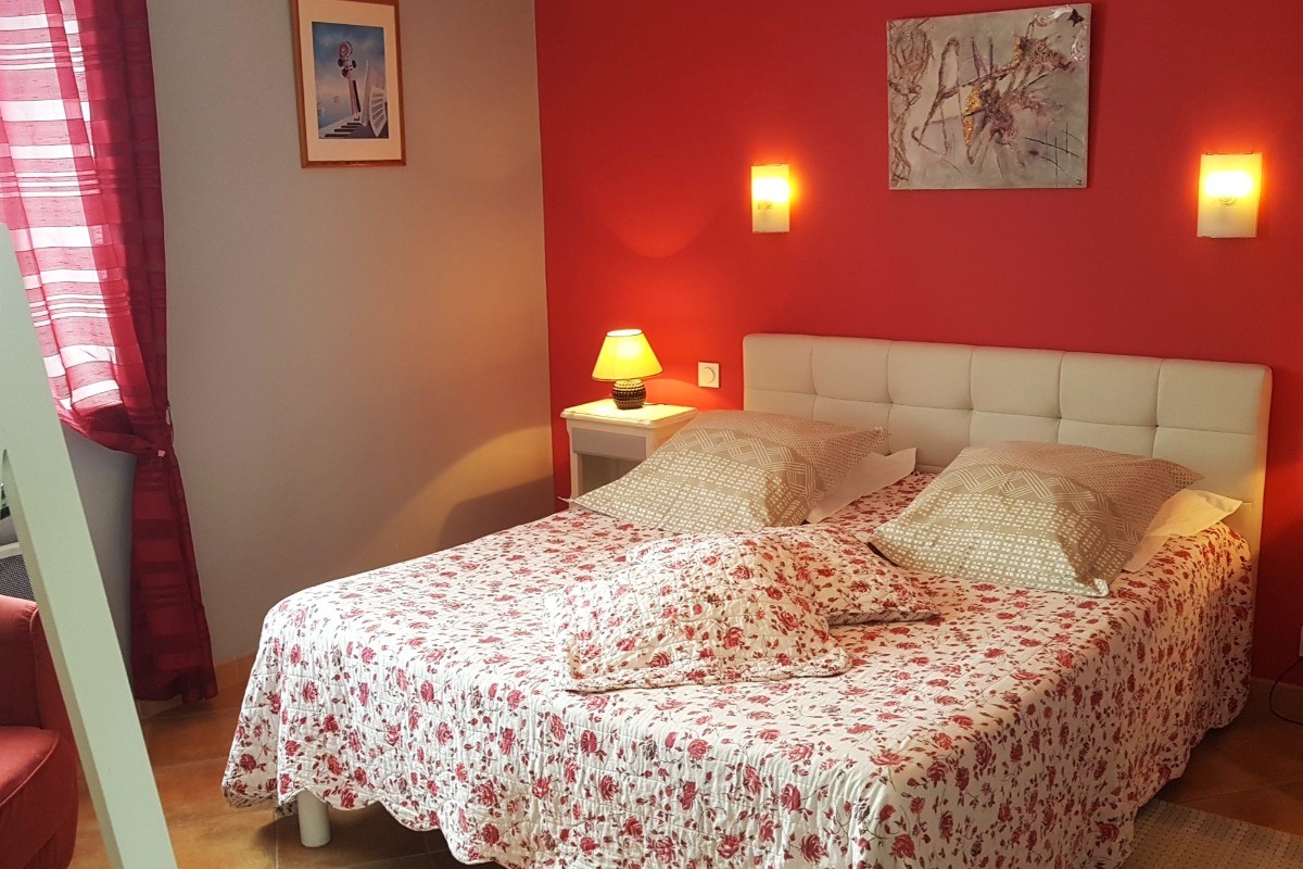Chambre pour 2 personnes (lit 160 cm) avec salle d'eau attenante.