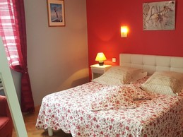 Chambre pour 2 personnes (lit 160 cm) avec salle d'eau attenante.