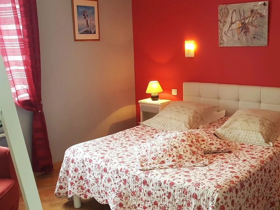 Chambre pour 2 personnes (lit 160 cm) avec salle d'eau attenante.