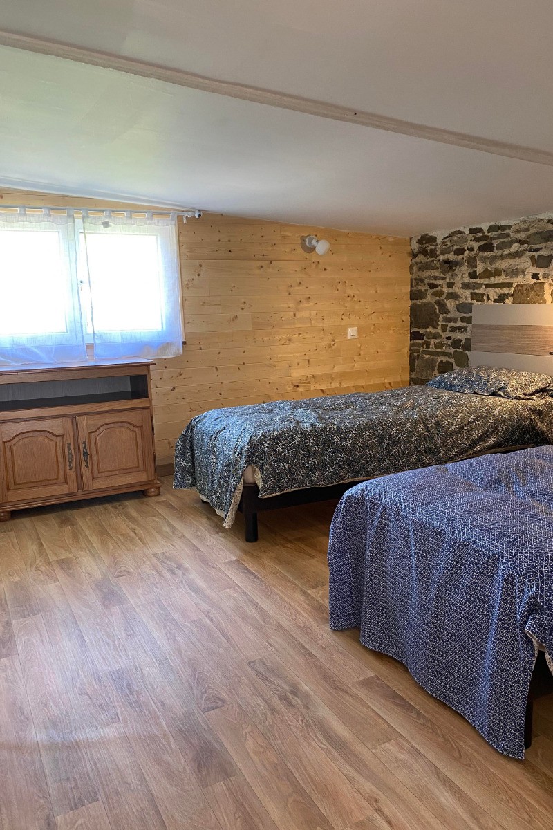 la chambre avec 2 lits
