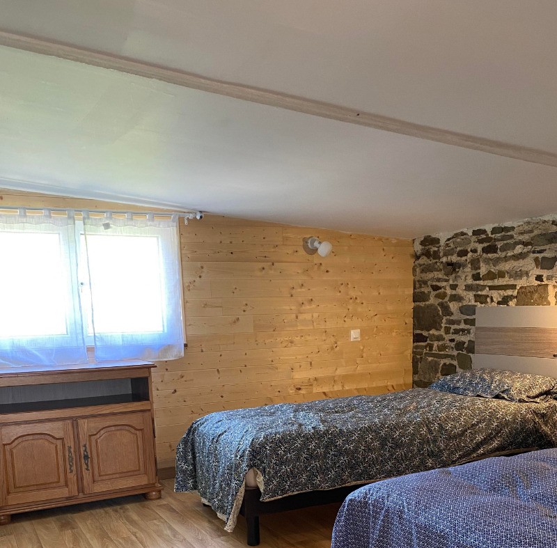 la chambre avec 2 lits