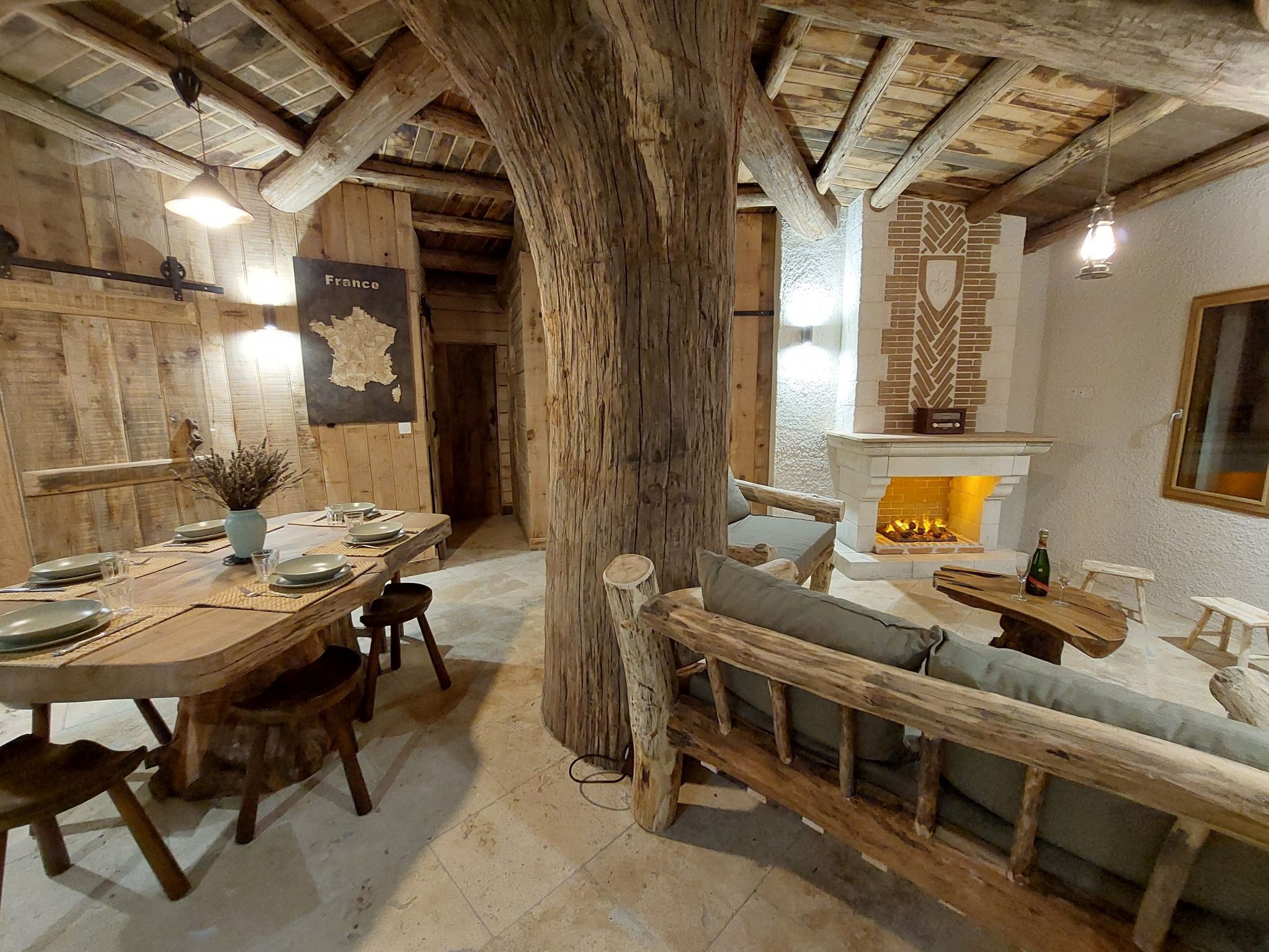 Grande pièce de vie avec cuisine aménagée et salon avec cheminée du gite insolite Le Cul de Loup près de Chambord