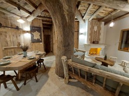 Grande pièce de vie avec cuisine aménagée et salon avec cheminée du gite insolite Le Cul de Loup près de Chambord