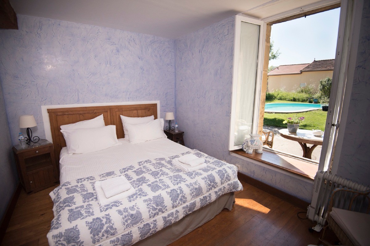 Chambre avec vue sur la piscine avec terrasse. Bedroom with garden view on the swimming pool.