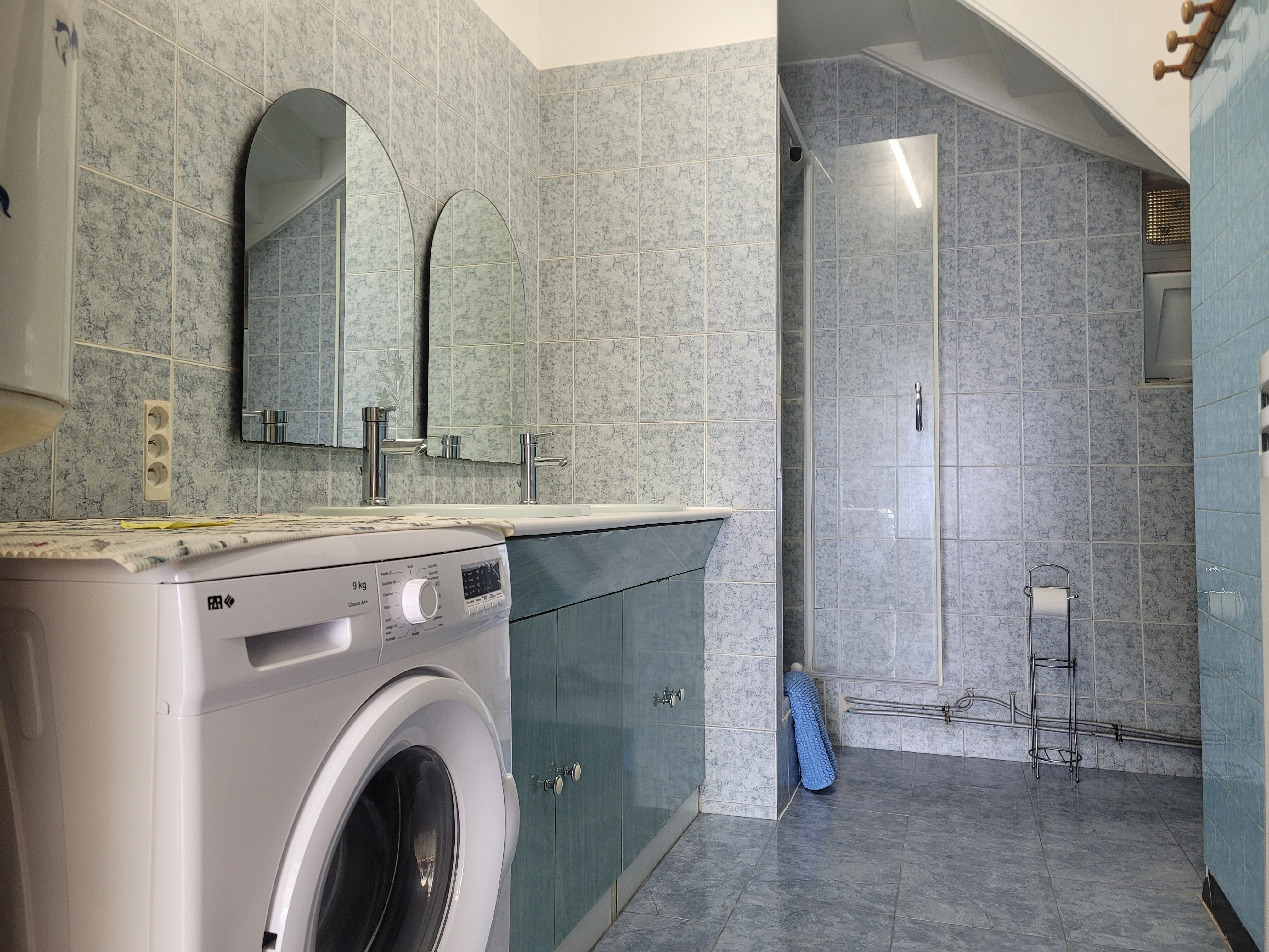 FLOURY, location clévacances, Port de Loguivy, la salle d'eau avec douche et WC du RDC