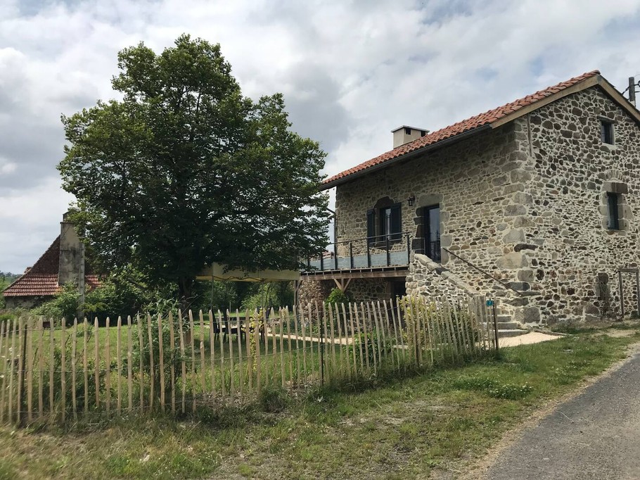 Vue extérieure du gîte avec jardin, table en plein air et espace détente