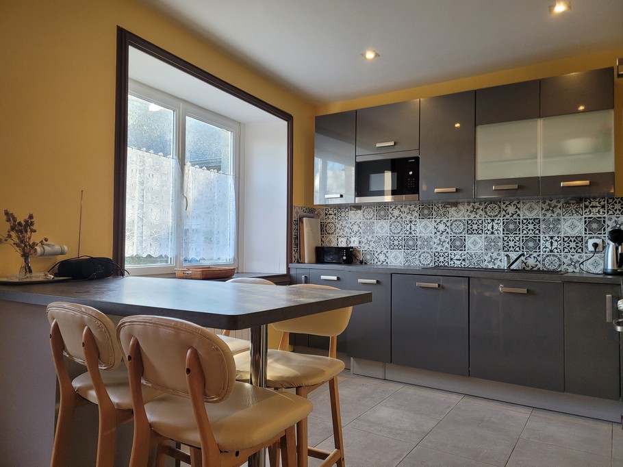 Le Grand location de vacances, Pléhedel, Séjour salon et cusine aménagée